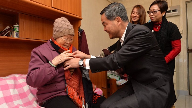 Amid cold weather, Chief Executive Leung Chun-ying seeks to warm the heart of an elderly woman, who lives alone in a Wah Fu public housing estate.