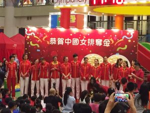 Making a stunning comeback to win the gold medal at the Rio Olympics after 12 years, the Chinese women volley team receive warm welcome from fans and residents at a shopping arcade on Sunday.