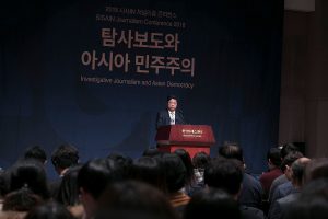 Chris Yeung speaks at the SISAIN Korea Journalism Conference in Seoul.