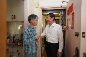 Liaison Office director Luo Huining visits a grass-roots family.